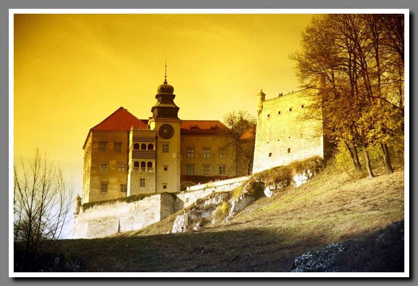 фото "Castle of Pieskowa Skaіa (Poland) in the fall" метки: путешествия, Европа