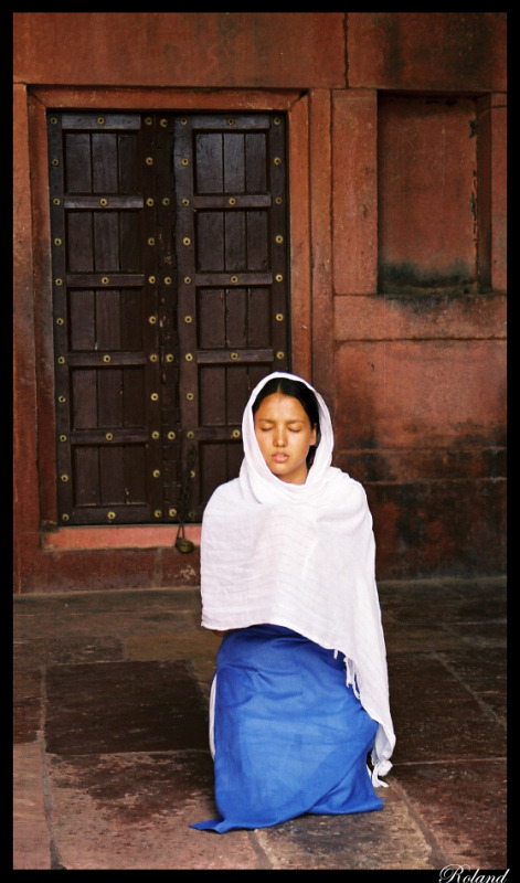 photo "Praying near a closed door" tags: portrait, travel, Asia, woman