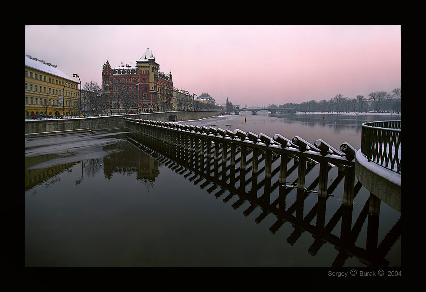 photo "Ice-cutter on Vltava" tags: architecture, travel, landscape, Europe