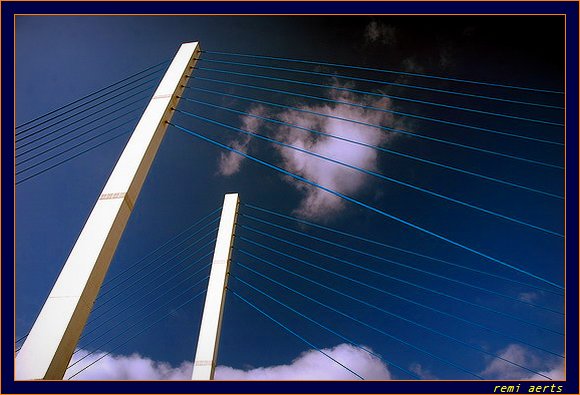 photo "bleu cables" tags: landscape, architecture, clouds