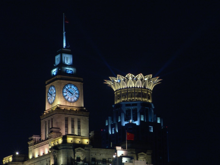 фото "Lotus building with the big clock" метки: архитектура, пейзаж, 