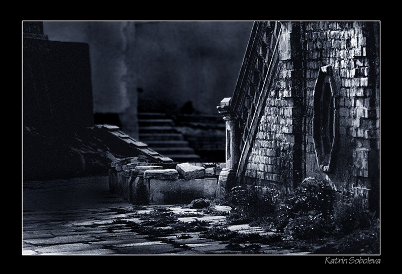 photo "Backyards of a monastery" tags: black&white, architecture, landscape, 