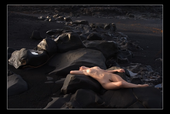 photo "Stranded on a black beach" tags: nude, 