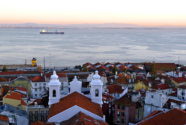 фото ""Roofs of Alfama"" метки: разное, 