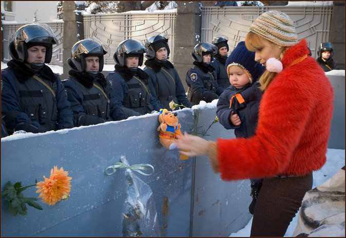 photo "Kiev, 25.11.2004" tags: reporting, genre, 
