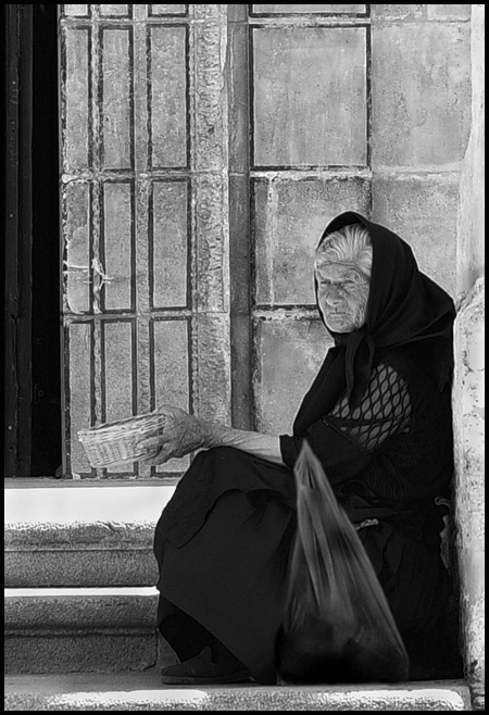 photo "Begging alms" tags: reporting, portrait, woman