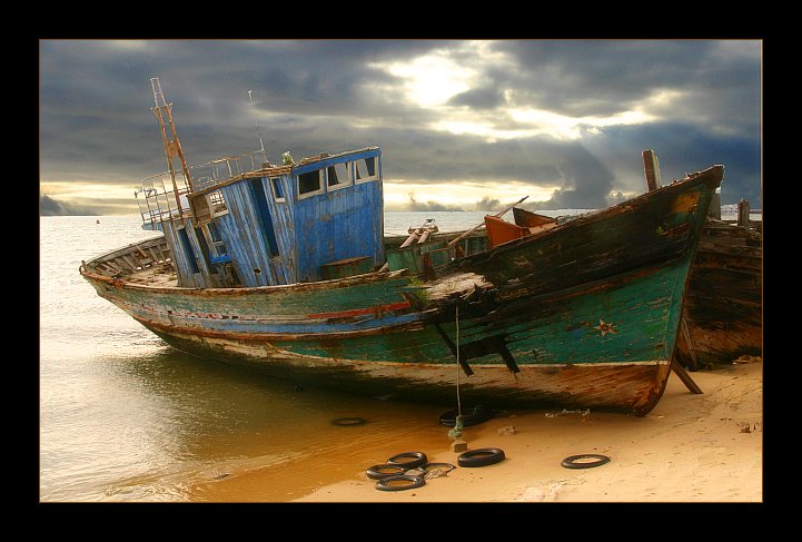 photo "Abandoned boat" tags: misc., 
