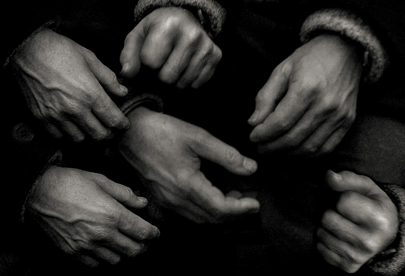 photo "Full of Hands" tags: black&white, portrait, 