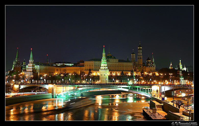 photo "The night Kremlin and ship-phantom:)" tags: landscape, architecture, night