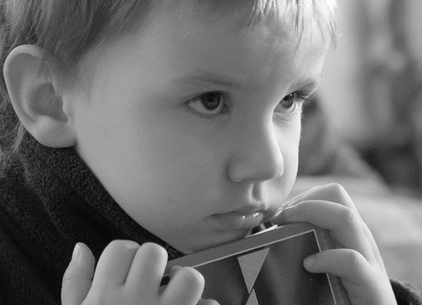 photo "musing" tags: portrait, black&white, children