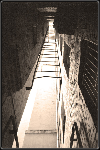 photo ""Interesting sight at the sky, through a ladder"" tags: black&white, architecture, landscape, 