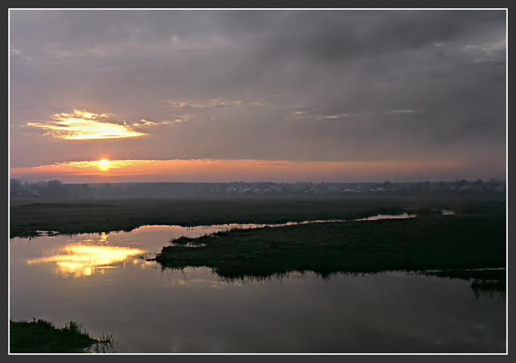 photo "Foggy evening in village (EXP)" tags: landscape, sunset, water