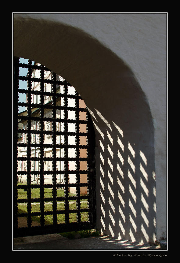 photo "Life behind a lattice" tags: architecture, travel, landscape, Europe