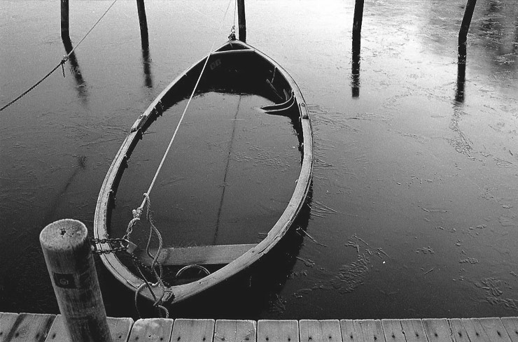 photo "Boat B&W" tags: landscape, water, winter