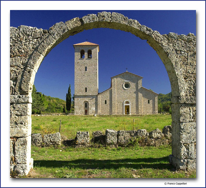 photo "Abbey of Castel San Vincenzo" tags: misc., 