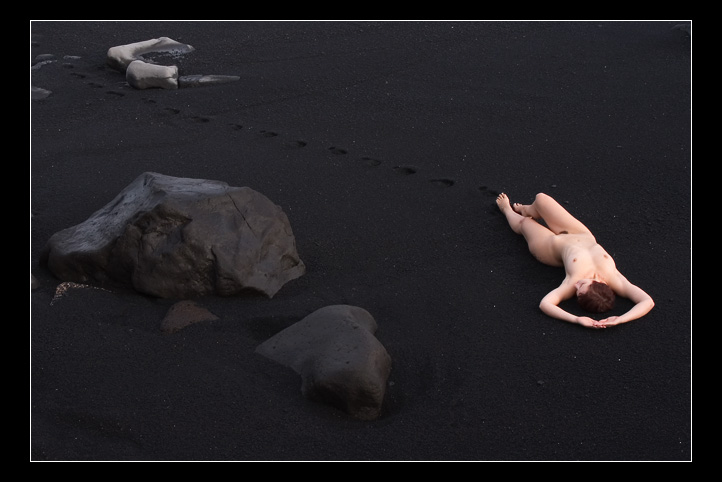 фото "Sleeping on a black beach" метки: ню, 