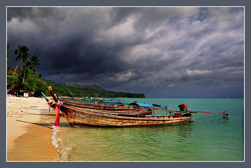 photo "Island Phi Phi вefore a tsunami." tags: landscape, clouds