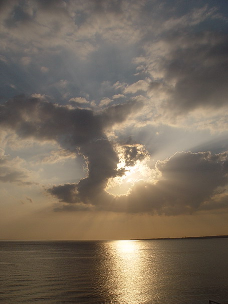 photo "in the ocean" tags: landscape, clouds, sunset