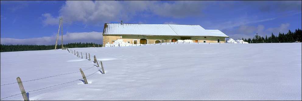 photo "Intimate landscape (12) Jurassic farm" tags: travel, landscape, Europe, mountains