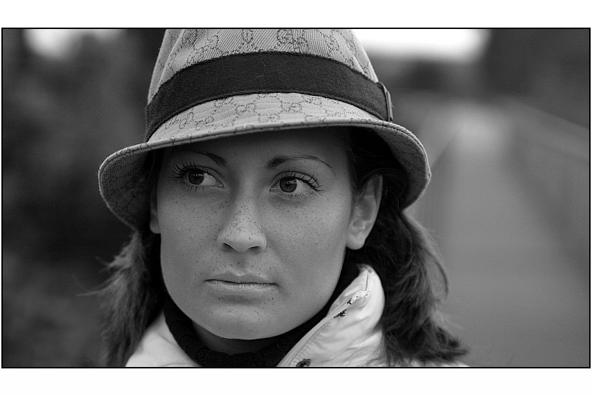 photo "f a r - a - w a y" tags: black&white, portrait, woman