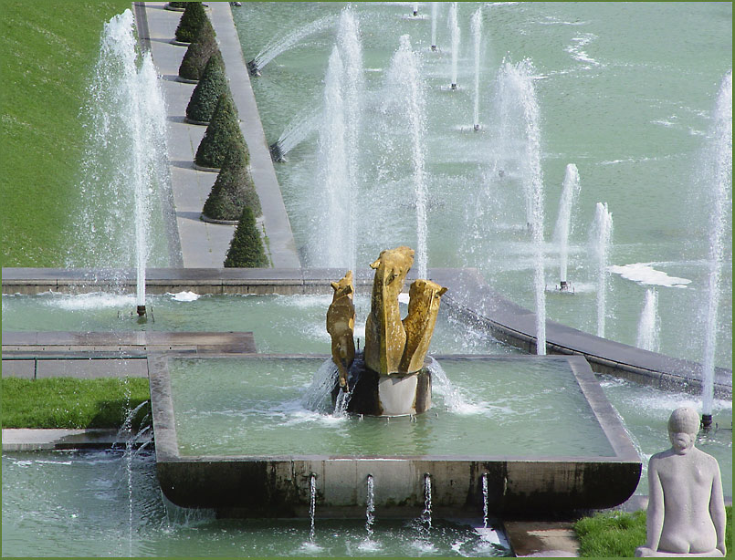 photo "Watching the waterworks" tags: architecture, landscape, water