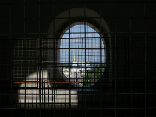 photo "Through the Cage" tags: travel, architecture, landscape, Europe