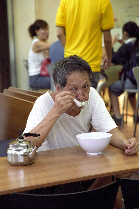 photo "Singapore Breakfast" tags: travel, portrait, Asia, man