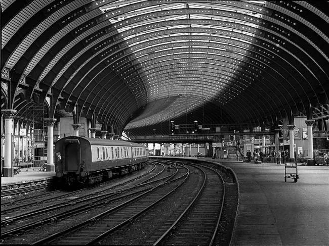 photo "RR Station, York Eng." tags: travel, architecture, landscape, Europe