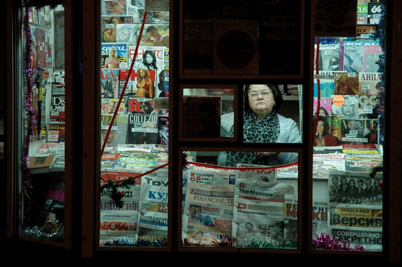 photo "Newspapers seller" tags: genre, reporting, 
