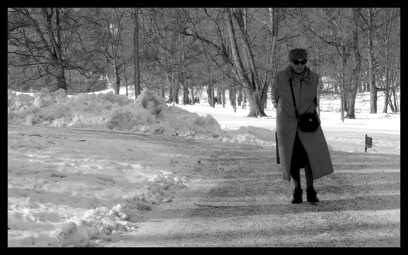 photo "just walking" tags: portrait, black&white, woman