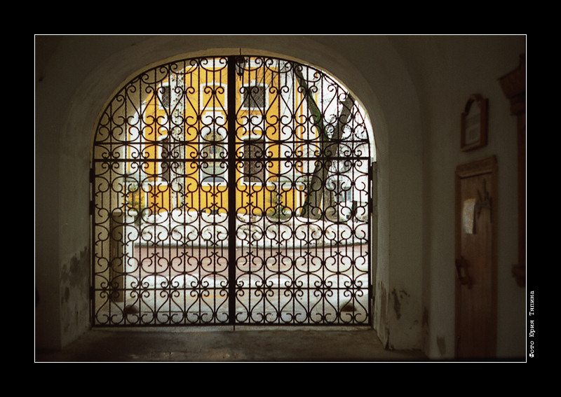 photo "Nunery Gates" tags: architecture, landscape, 