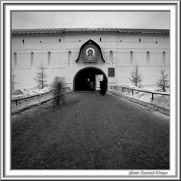 photo "Novospassky monastery. Road to temple" tags: architecture, black&white, landscape, 