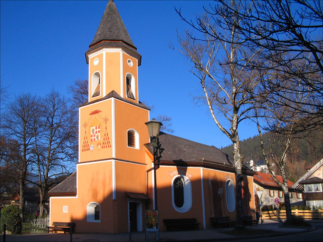 photo "Alte Kirche - Neue Farbe" tags: architecture, travel, landscape, Europe