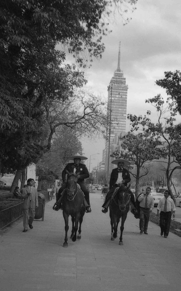 photo ""Mexico city is like another world"" tags: genre, black&white, 