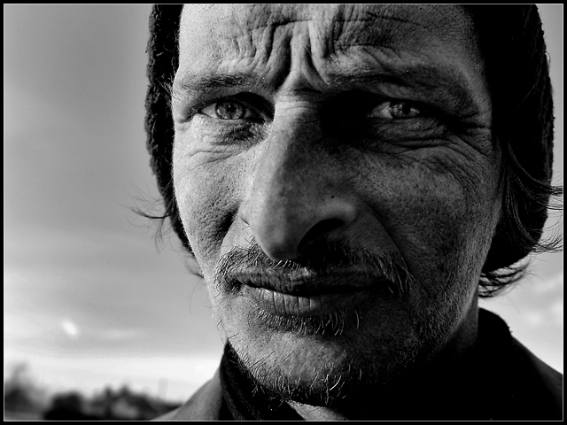 photo "street portrait" tags: black&white, portrait, man