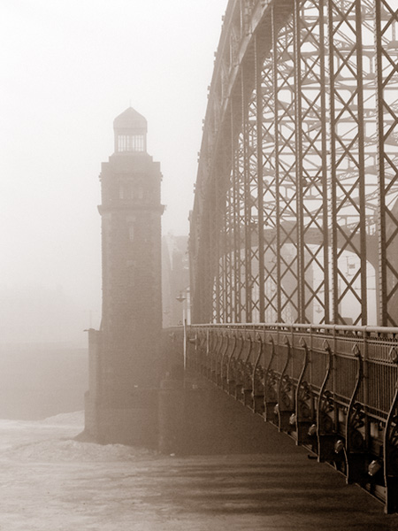 photo "The bridge in a fog" tags: architecture, black&white, landscape, 