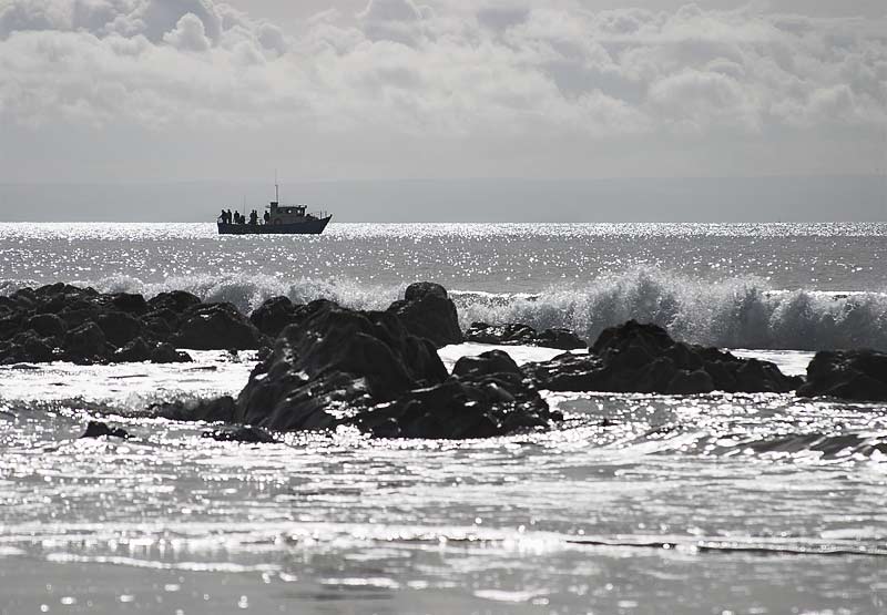 photo "fishing beyond the surf" tags: genre, reporting, 