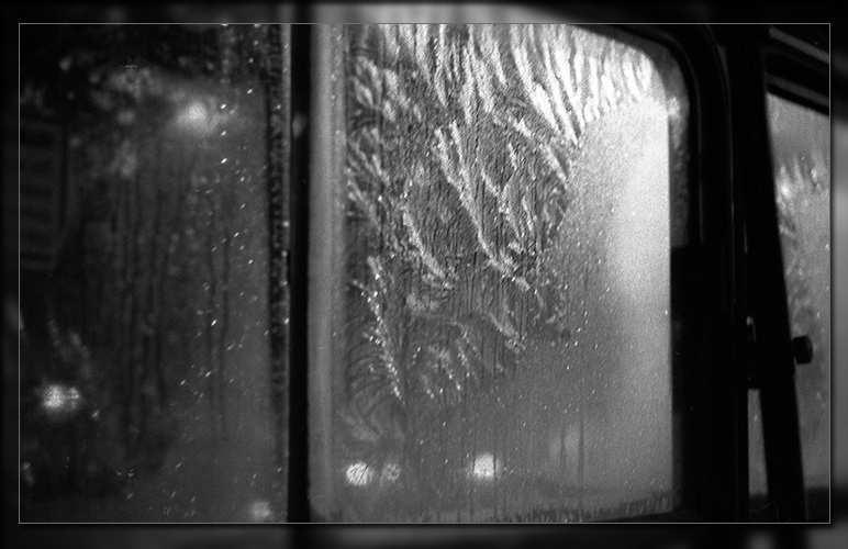 photo "Window of the night bus" tags: black&white, landscape, night