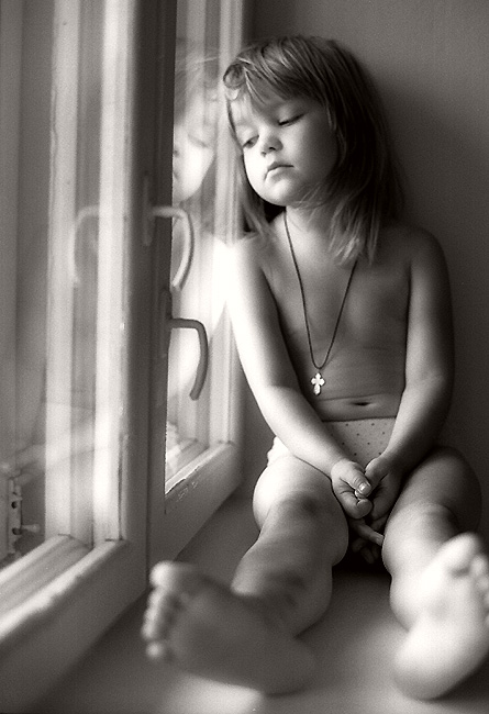 photo "girl and window" tags: black&white, portrait, children
