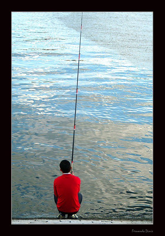 photo "Fisherman in red" tags: landscape, portrait, man, water