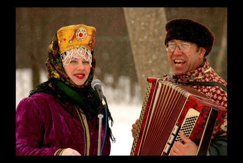 Песни поют под гармонь. Гулянье с гармошкой. Масленица гармонист. Пляски под гармонь. Масленица гармонь.