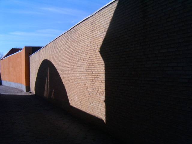 photo "Shadow on the wall." tags: travel, Europe