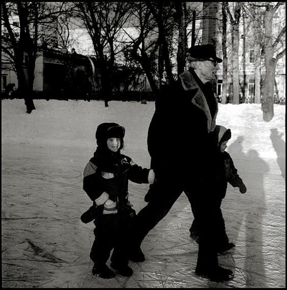 photo "With Granddad to the skating-rink!" tags: black&white, portrait, children