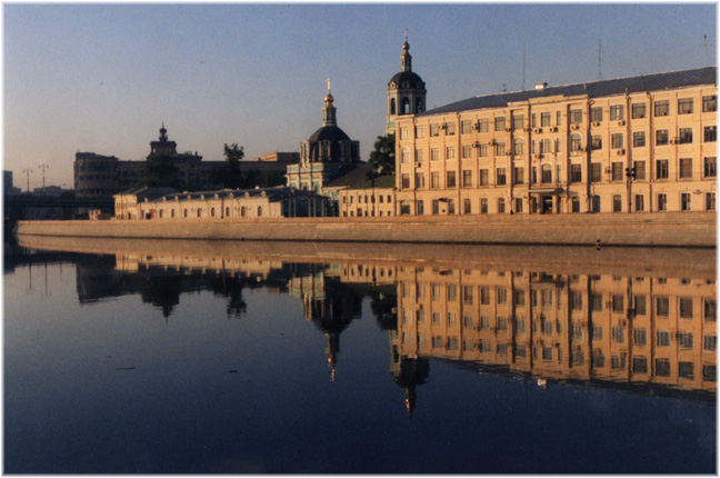 photo "Moscow walks. Two worlds." tags: architecture, landscape, water