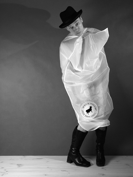 photo "Nothing occurs. Only the ball is flying" tags: portrait, black&white, man