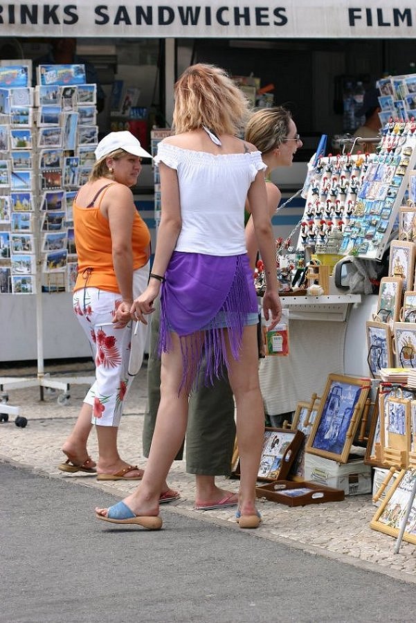 photo "Choosing souvenirs" tags: travel, Europe