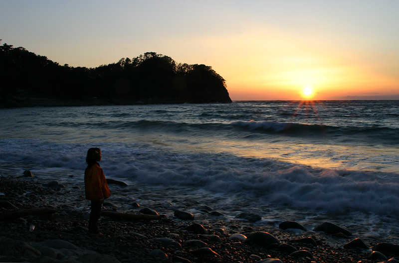 photo "Girl Watching Sunset" tags: landscape, sunset, water