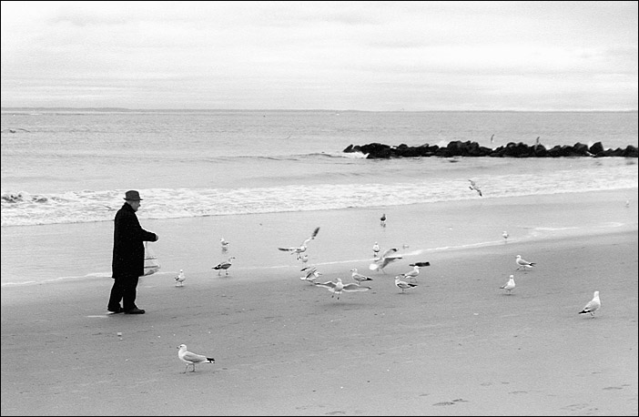 photo "The Birdman of Coney Island." tags: genre, black&white, 