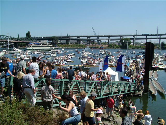 фото "River Overload: Blurring Public and Private Space" метки: пейзаж, вода, лето