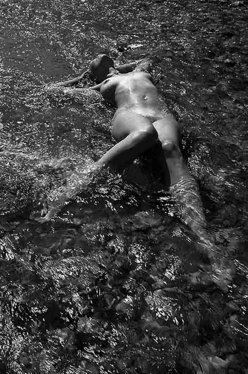 photo "nude in the river" tags: nude, black&white, 